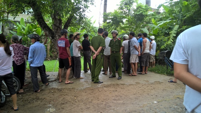 Cu ba chet bat thuong duoi ho nuoc hinh anh