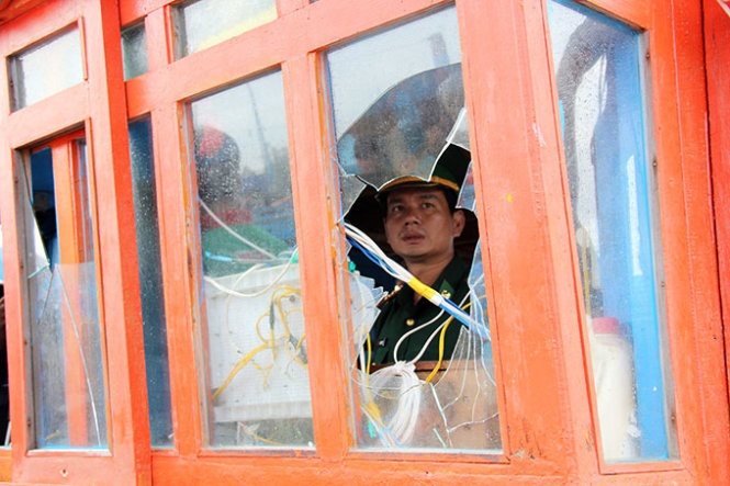 Cửa kính cabin tàu bị đập vỡ.