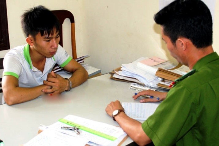 Cảnh sát lấy lời khai của Dũng. Ảnh: Anh Đức.