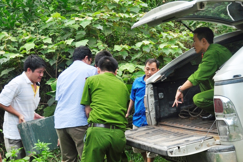 Cảnh sát mang chiếc két sắt do người dân phát hiện lên xe đưa về trụ sở để phục vụ điều tra. Ảnh: CTV.