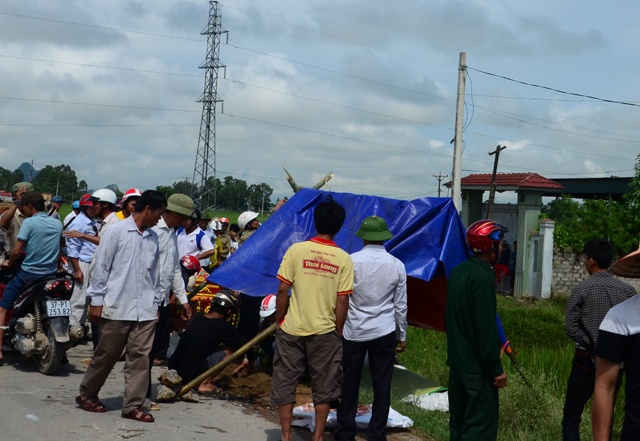 Thanh nien bi xe tai cuon vao gam tu vong tai cho hinh anh