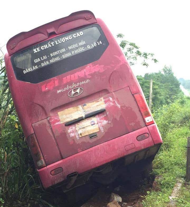 Hiện trường nơi chiếc xe khách giường nằm lao xuống mương nước cạnh đường. Ảnh: H.L.