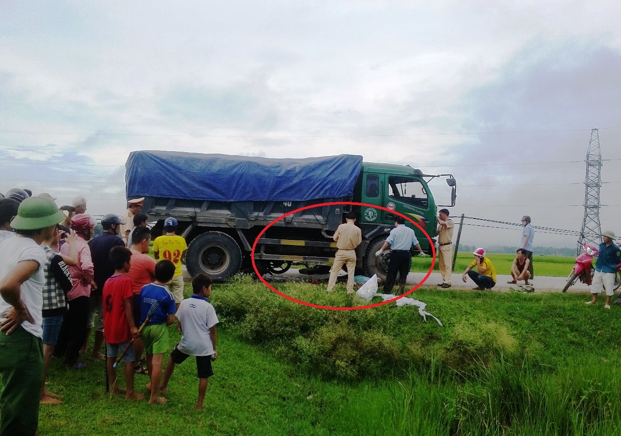 Hiện trường vụ tai nạn khiến anh Phúc bị tử vong, Ảnh: Nam An.