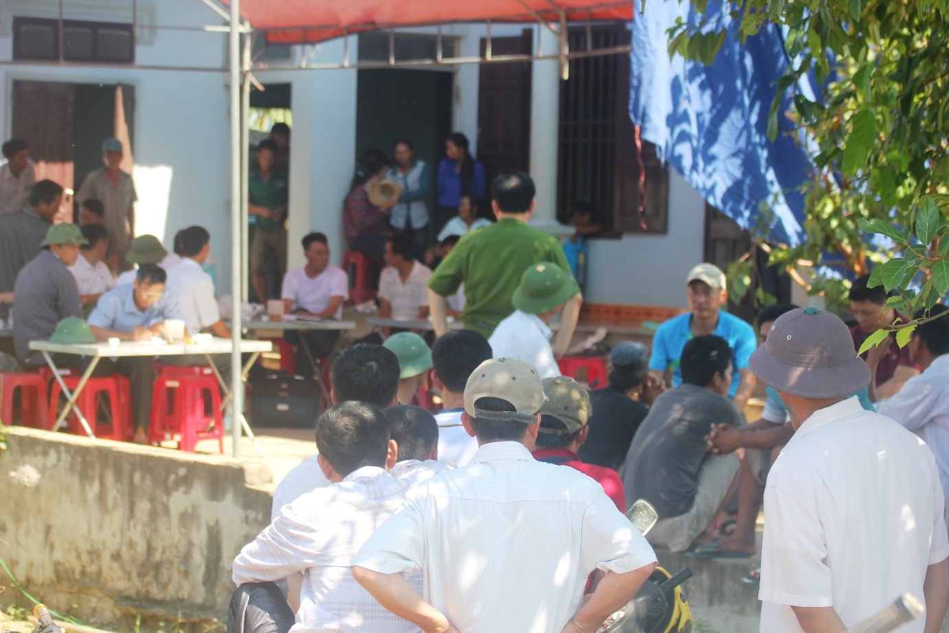 Mot thanh nien bi dam vao vung kin tu vong hinh anh