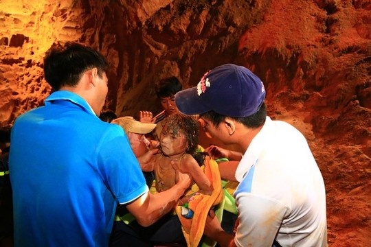 Thuong 10 trieu dong cho tho dao gieng cuu be gai hinh anh