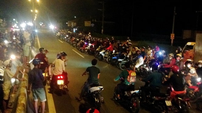 Khoảng 2h sáng 8/8, từng tốp thanh niên nam nữ đi trên các xe máy biển số TP HCM, Đồng Nai, Bà Rịa - Vũng Tàu… lần lượt đổ về quốc lộ 51, đoạn thuộc địa bàn giáp ranh giữa huyện Long Thành (Đồng Nai) và huyện Tân Thành (Bà Rịa - Vũng Tàu). Trong ảnh là hình ảnh: Ngang nhiên dàn hàng ngang đua tốc độ trên quốc lộ 51 (huyện Tân Thành, tỉnh Bà Rịa - Vũng Tàu)
