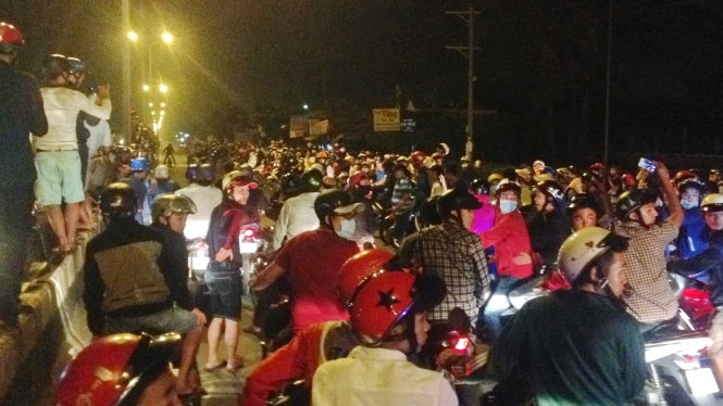 Nhiều xe máy lần lượt tụ tập vào hai bên đường, một số tấp vào hẻm hoặc quán nước bên quốc lộ 51. Hơn chục xe “cọp” (loại xe đã nâng cấp để đạt tới tốc độ lớn) cũng đổ về quốc lộ 51, đoạn thuộc xã Mỹ Xuân, huyện Tân Thành, Bà Rịa - Vũng Tàu. Hàng trăm xe máy tụ tập trên đoạn đường này.