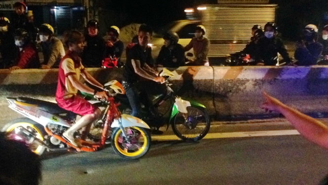 Những chiếc xe “cọp” với tiếng pô chát chúa rẽ vô đám đông để dành vị trí dẫn đầu. Các xe này sau đó đua “cuốn chiếu” dọc trên quốc lộ 51. Đến 2h25, nhóm quái xế quay đầu xe, khiến hai chiếc xe tải phải dừng lại nhường đường. Sau đó, nhóm này lại tiếp tục dàn hàng ngang nẹt pô inh ỏi rồi so kè tốc độ.