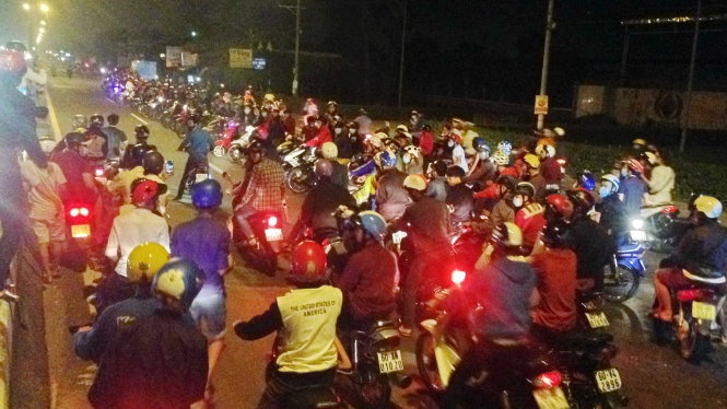 Đến 2h35, một ôtô chuyên dụng của cảnh sát giao thông xuất hiện, nhóm quái xế túa chạy.