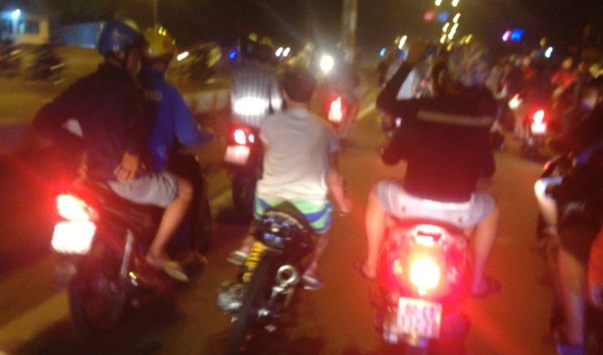 Quai xe ‘bao dem’ tiep tuc quay tren quoc lo hinh anh