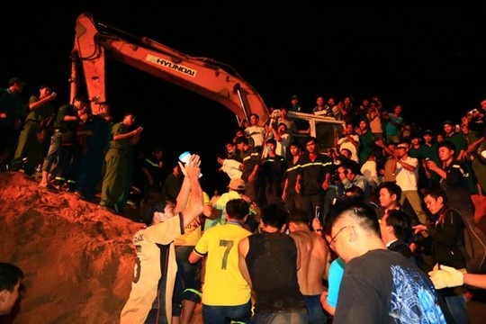 Phần thưởng cho thợ giếng và chiến sĩ là những tràng pháo tay dòn tan tại hiện trường.