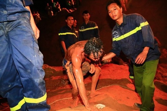 Anh Phương đổ gục vì thiếu oxy sau khi đào giếng giải cứu thành công bé gái.