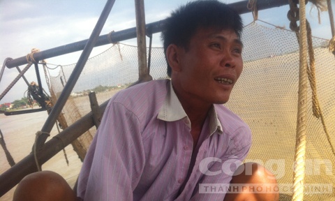 Anh Đạt tâm sự câu chuyện săn tôm càng xanh trên sông.