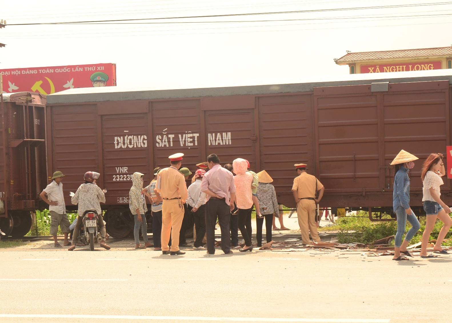 Lực lượng chức năng có mặt tại hiện trường để xử lý hiện trường, điều tra nguyên nhân xảy ra tai nạn. Ảnh: Nam An.