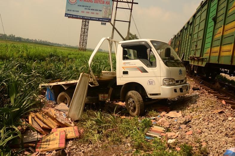 Tai xe tu ra khoi cabin sau cu tong vang 10 m cua tau hoa hinh anh