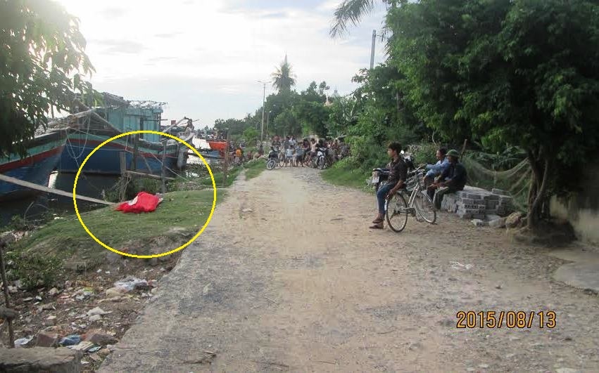 Thi thể bà Lữ được vớt lên bờ. Ảnh: N.T.