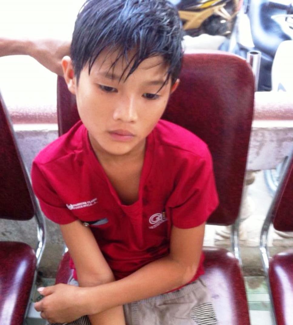 Cháu bé sau đó được thay quần áo, cho ăn uống đầy đủ. Ảnh: Công an cung cấp.