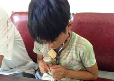 Be trai bi xich quan quanh co di lang thang tren duong hinh anh