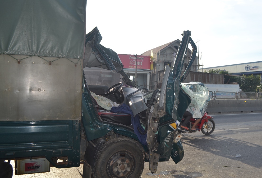 Chong bi thuong om thi the vo khoc sau cu tong duoi xe tai hinh anh