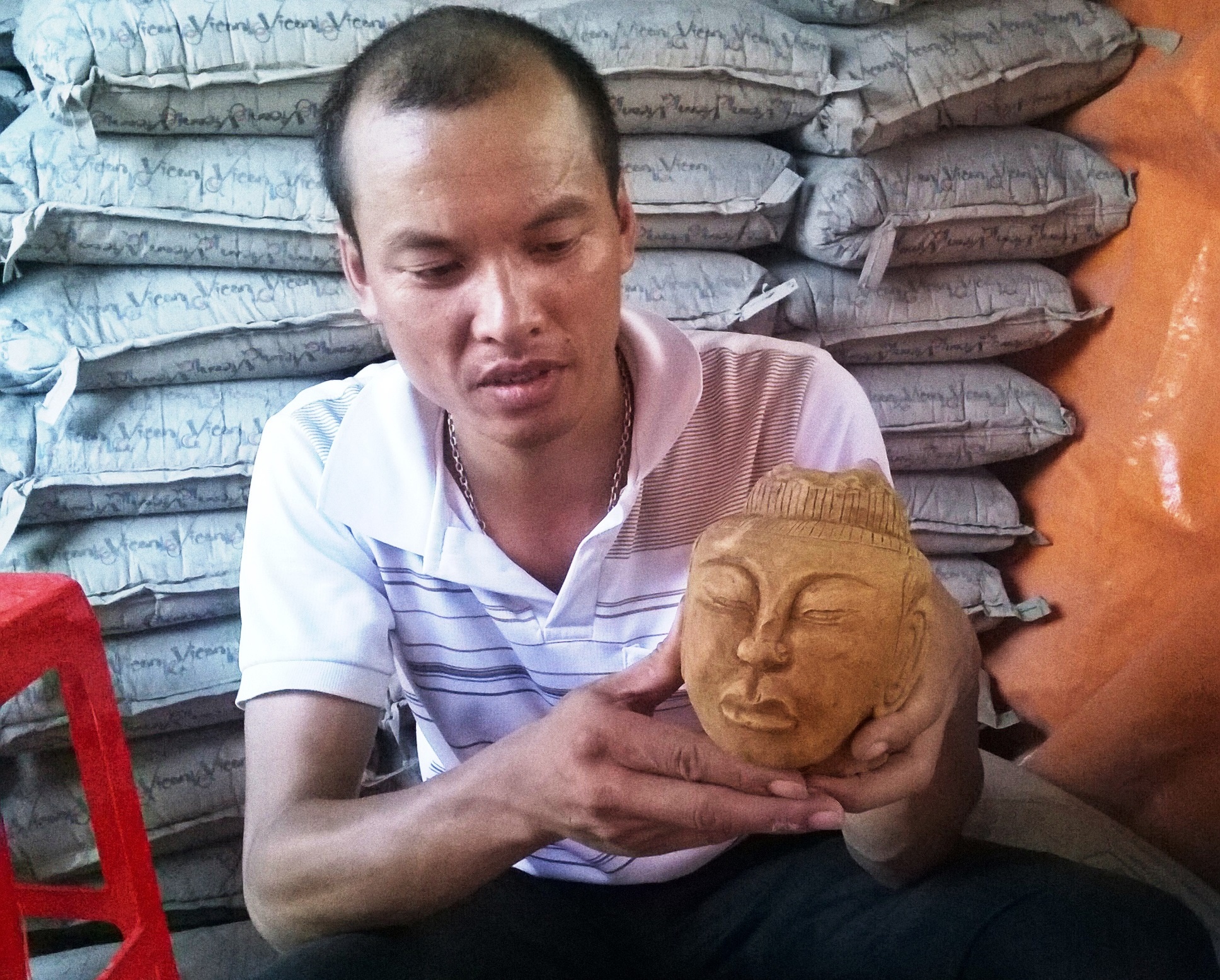 Đầu tượng cổ màu vàng vừa được phát hiện tại Nghi Xuân, Hà Tĩnh. Ảnh: Bá Hạnh