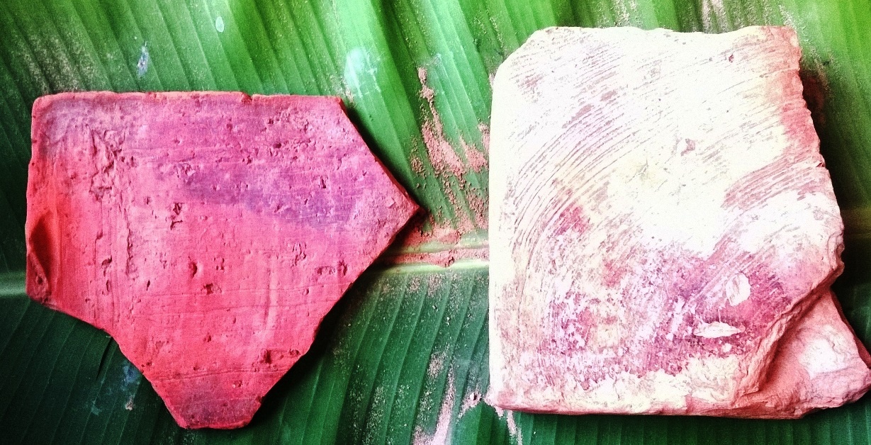 Số hiện vật khác được phát hiện cùng với tượng cổ. Ảnh: Bá Hạnh,