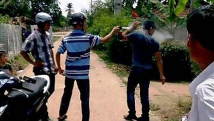 Truong cong an xa xit hoi cay vao mat thanh nien bi ki luat hinh anh