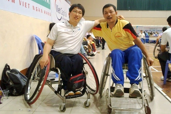 Canh sat 20 tuoi cut chan vi cuu thai phu giua duong ray hinh anh