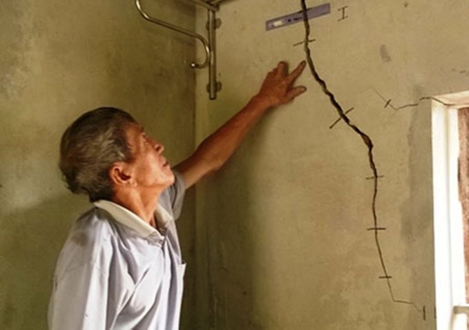 Dan hoang mang vi nha cua nut toac, gieng bong can kho hinh anh