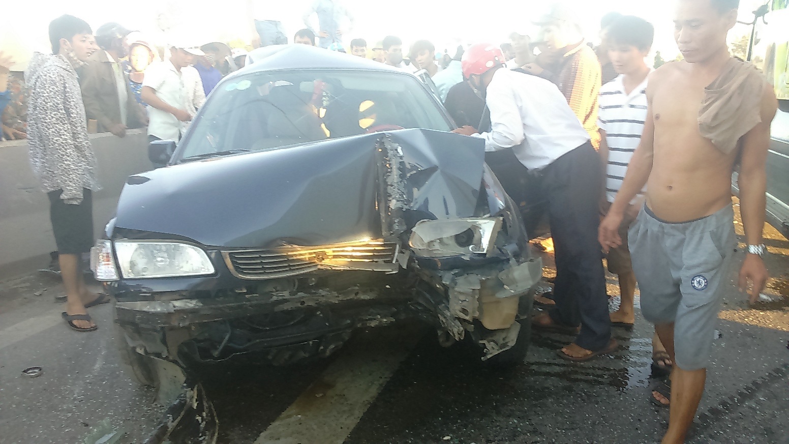 Ôtô 4 chỗ nát bét, hu hỏng nặng sau vụ tai nạn. Tài xế may mắn thoát chết. Ảnh: Khành Thành.
