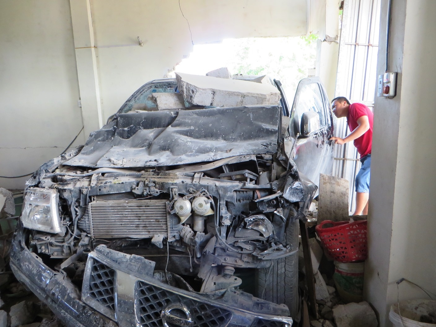 Oto lao vao nha dan trong dem, hai nguoi bi thuong hinh anh