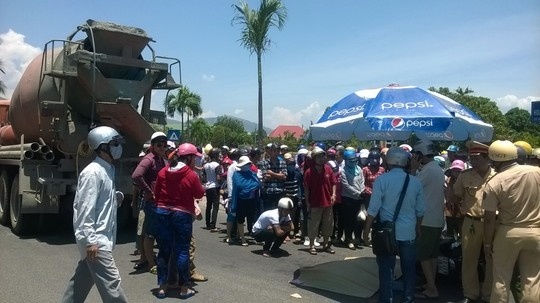 Lực lượng chức năng phải cắm dù bạt trong vòng vây của người dân.