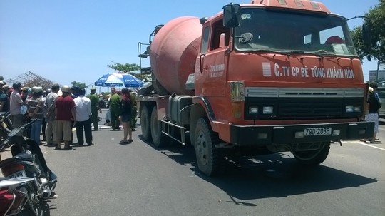 Hiện trường vụ xe bồn cán chết bé gái 9 tuổi.