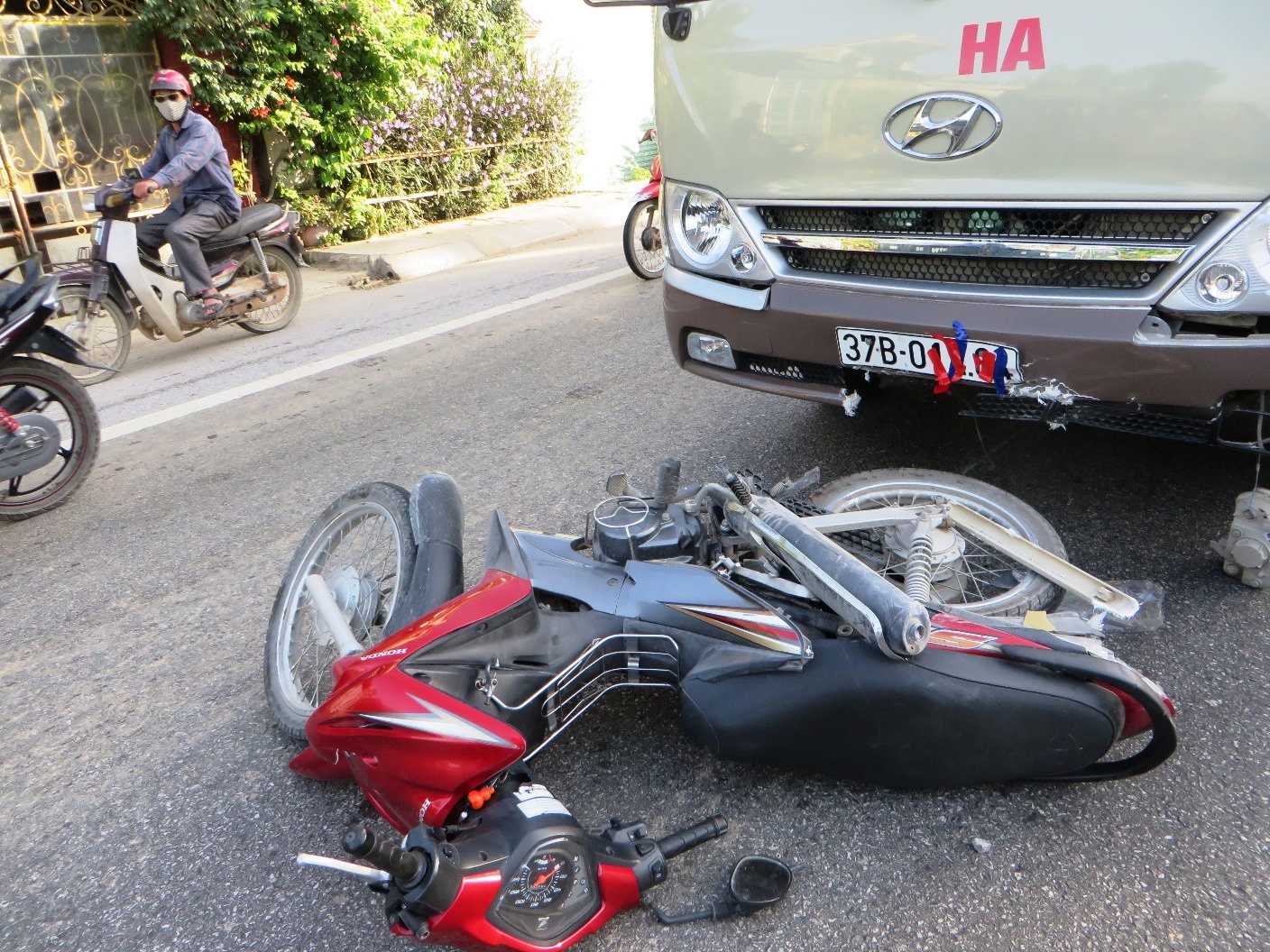 Oto khach huc vang doi vo chong tren xe may hinh anh