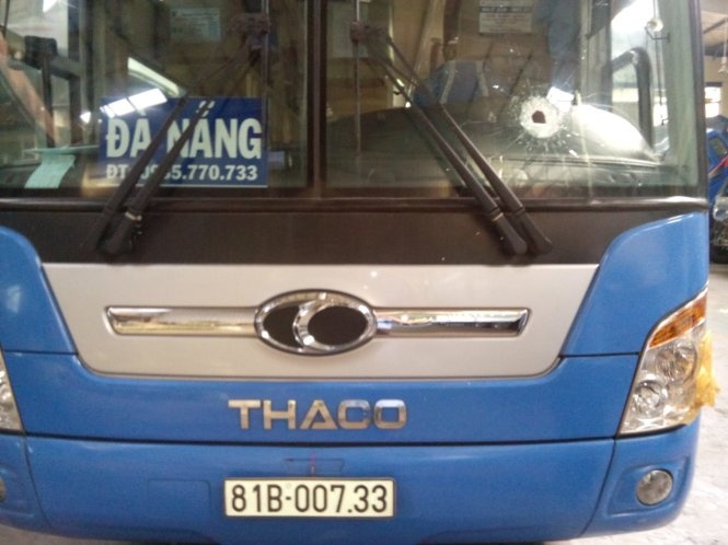 Xe khach Gia Lai lai bi nem da trong dem quoc lo hinh anh