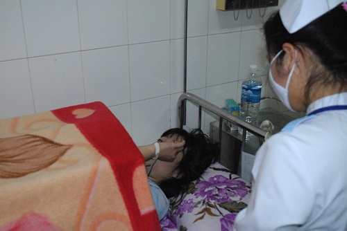 Thieu nu suyt tu vong vi bi hon 100 con ong vo ve chich hinh anh