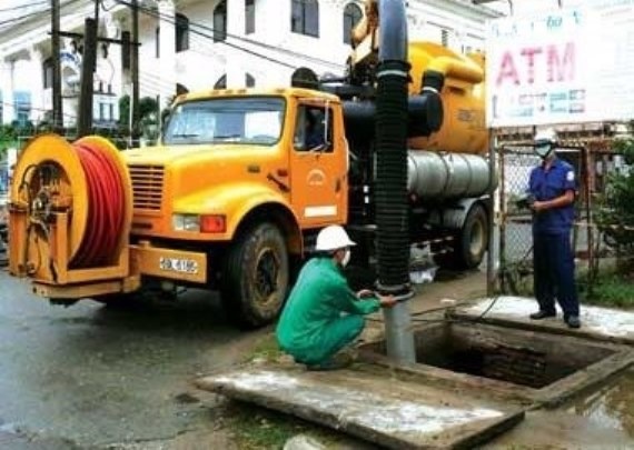 Bon hut bui no tung, mot cong nhan tu vong do bong nang hinh anh