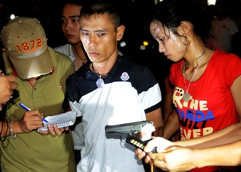Doi nam nu mang theo ma tuy da, sung ngan tren oto hinh anh