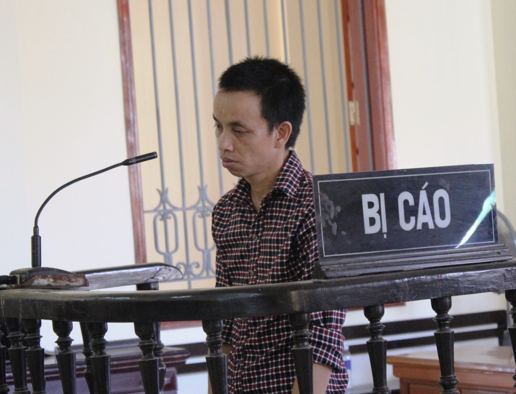 Lê Chí hà trước vành móng ngựa. Ảnh: P.H.