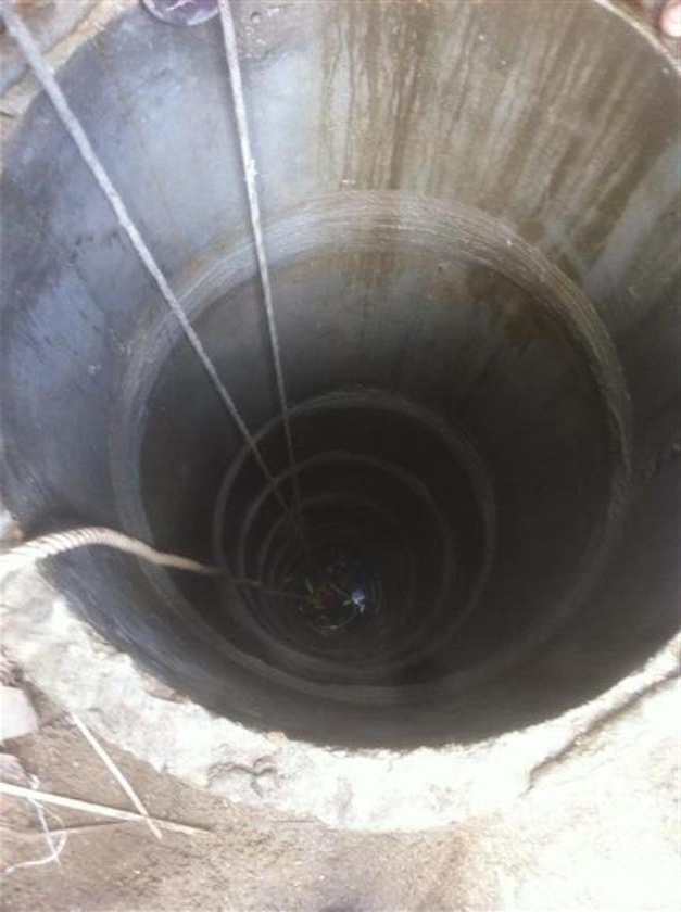 Sua may bom, nguoi dan ong roi xuong gieng sau 15 m hinh anh