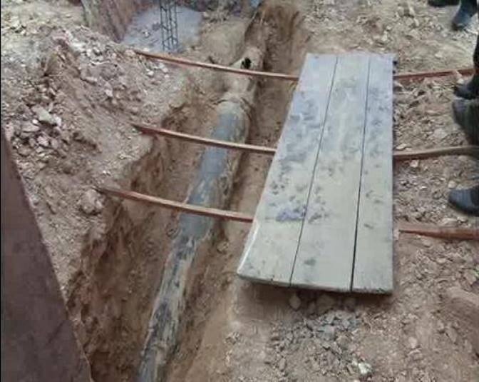 Quả bom khoan chưa kích nổ đượ phát hiện trong lúc đào đất. Ảnh: H.Hoàn.