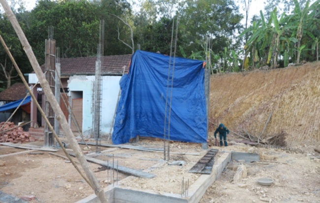 Ngôi nà anh Tuấn, khu vực phát hiện quả bom. Ảnh: H.Hoàn.