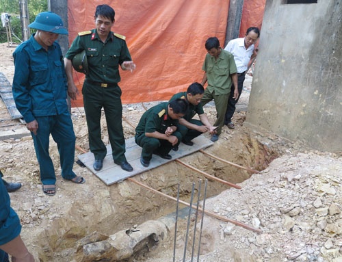 Bom khoan dai 2,5 m bat ngo xuat lo sat nen nha hinh anh