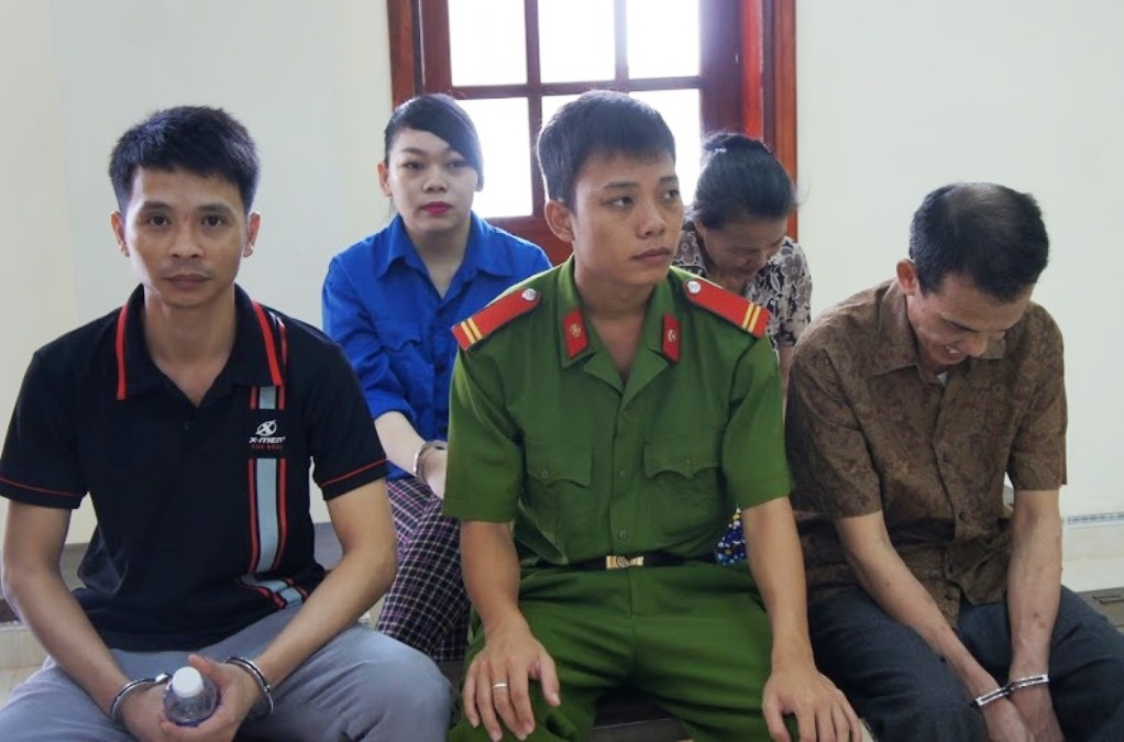 Trum ma tuy va nguoi tinh tre hau toa hinh anh