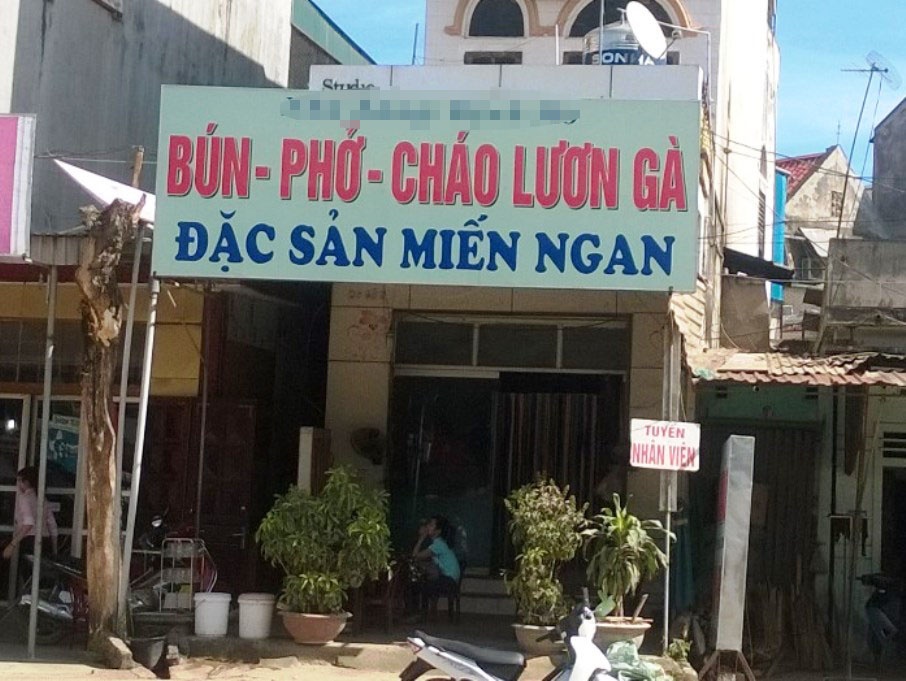 Nhom con do vao quan an dem cat gan tay thuc khach 9X hinh anh