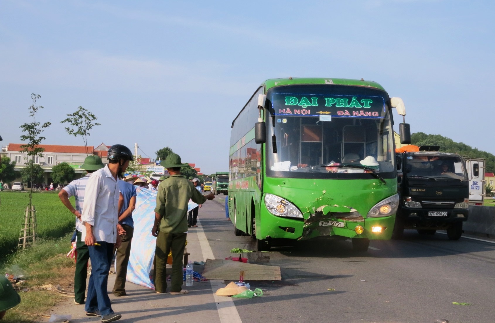 Nguoi phu nu bi keo le 50 m tai 'diem den' giao thong hinh anh