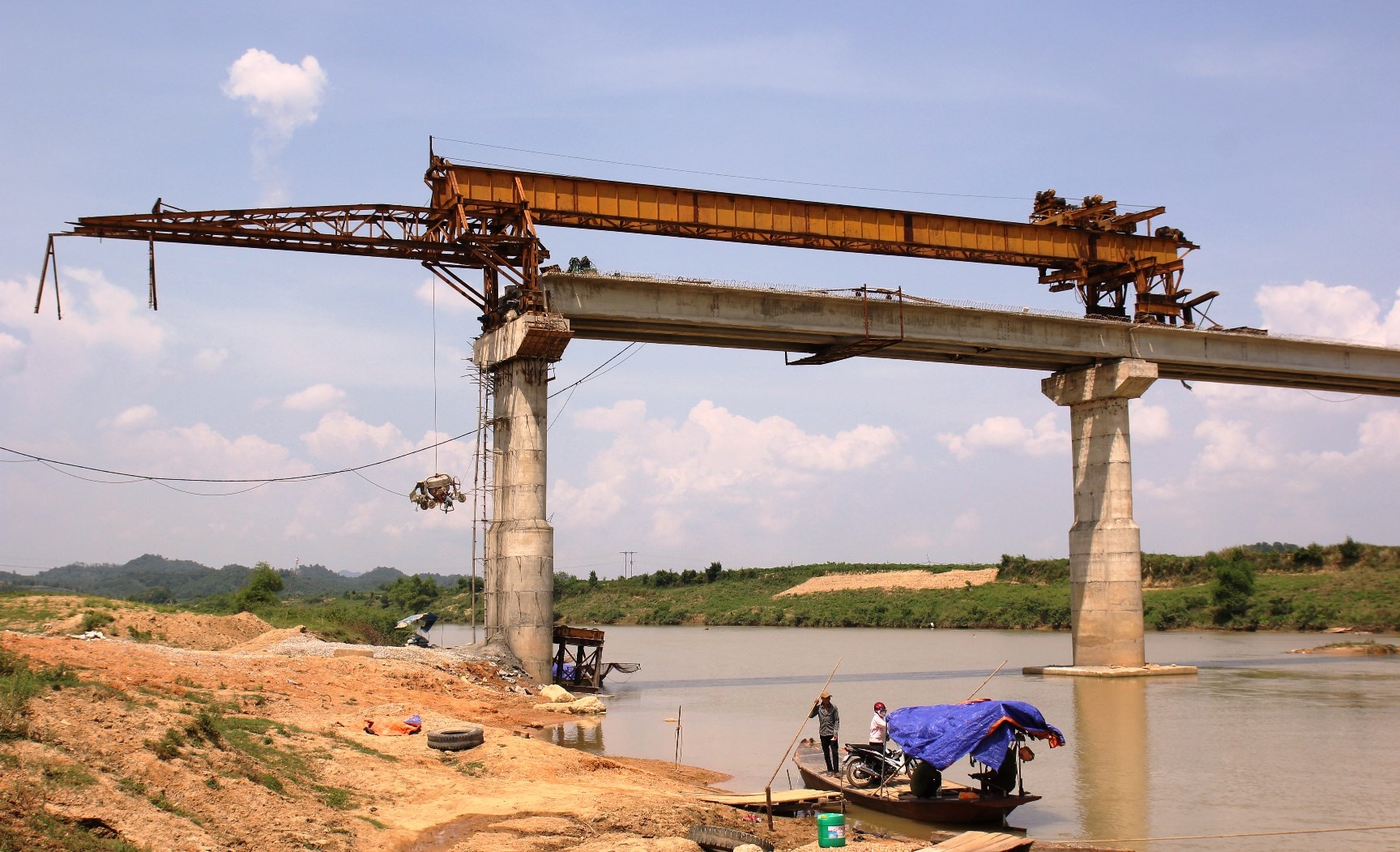 Sau hơn 6 năm, cây cầu Phú Sơn vẫn chưa thể hoàn thành dù ngày dự kiến hoàn thành đã qua hơn một nửa thời gian. Ảnh: Phạm Hòa.