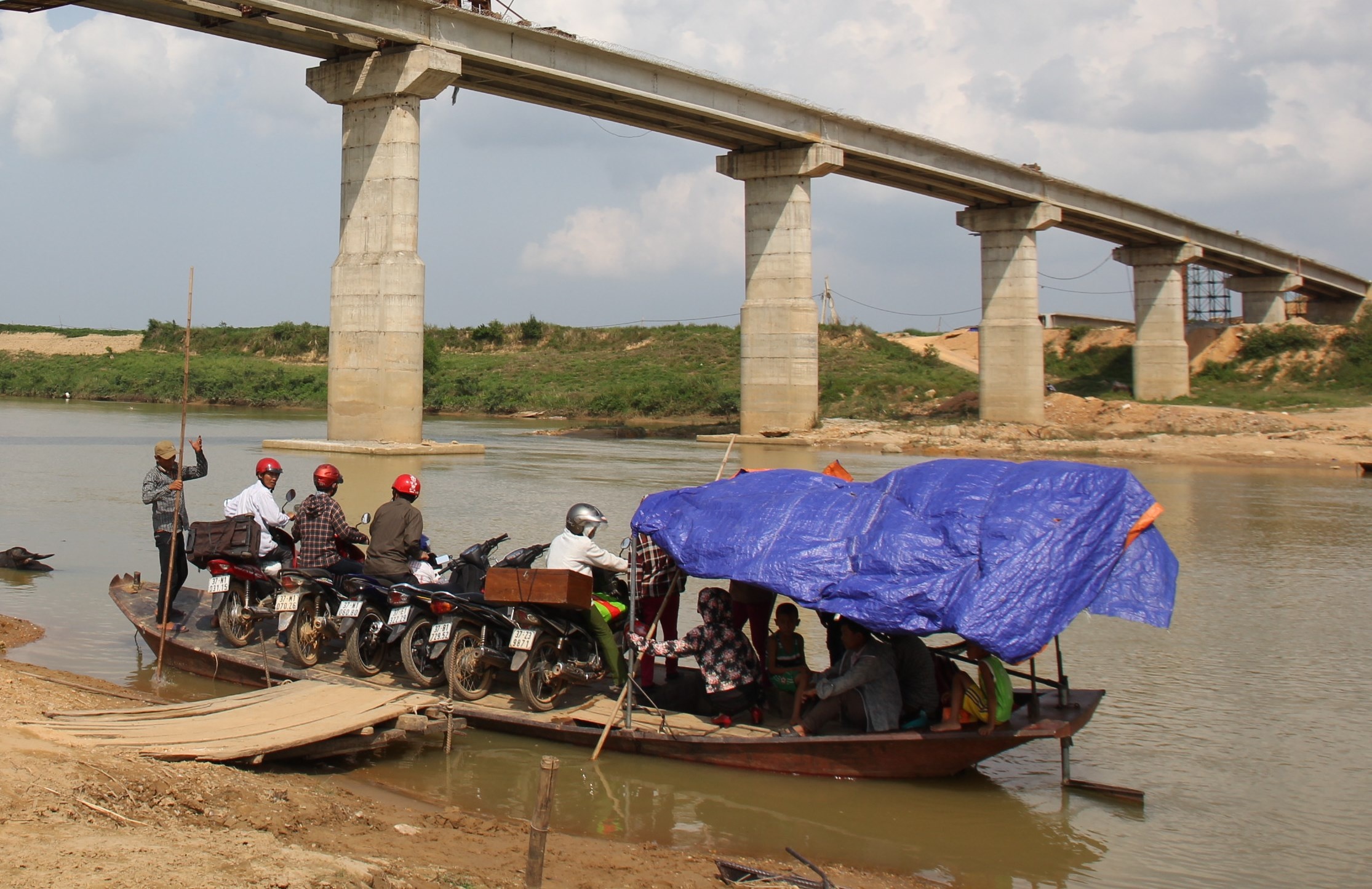 Dan cheo do qua song duoi chan cau 160 ty xay do hinh anh