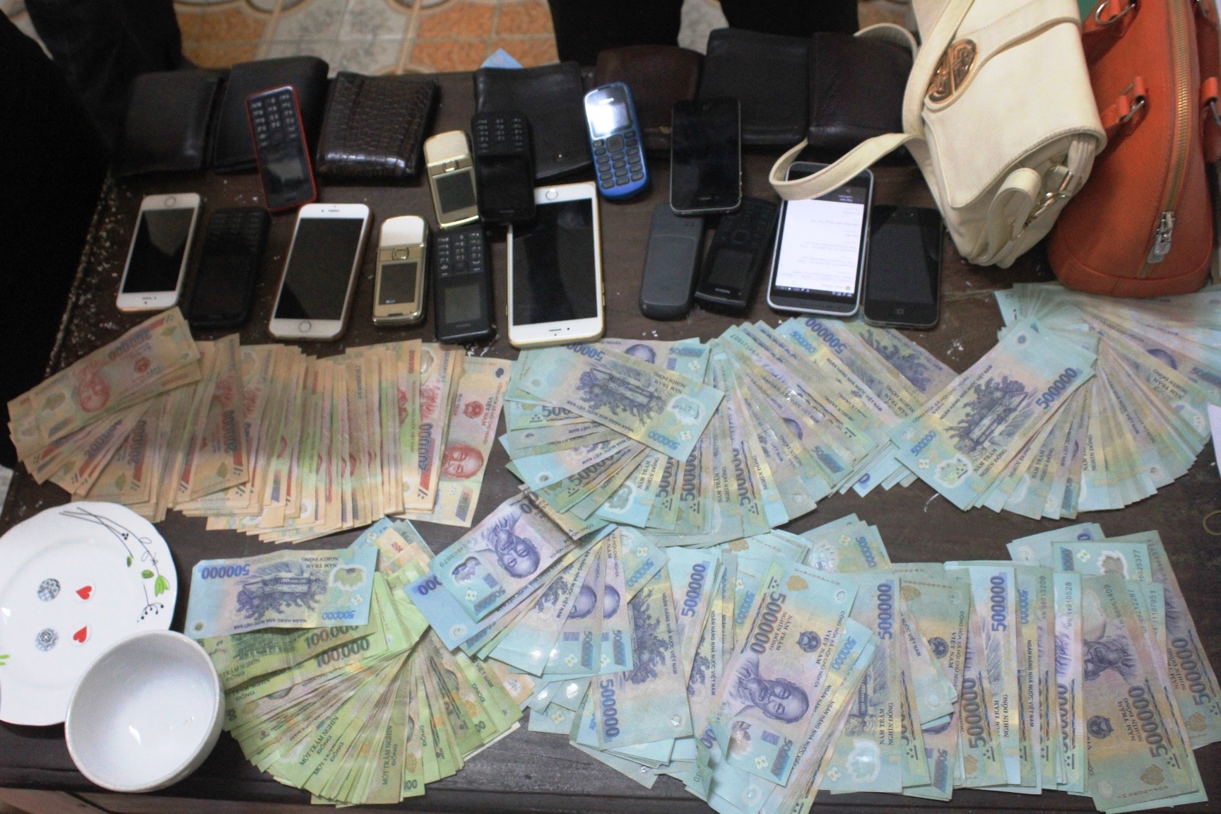 Tang vật thu giữ tại cơ quan điều tra. Ảnh: Phạm Hòa.