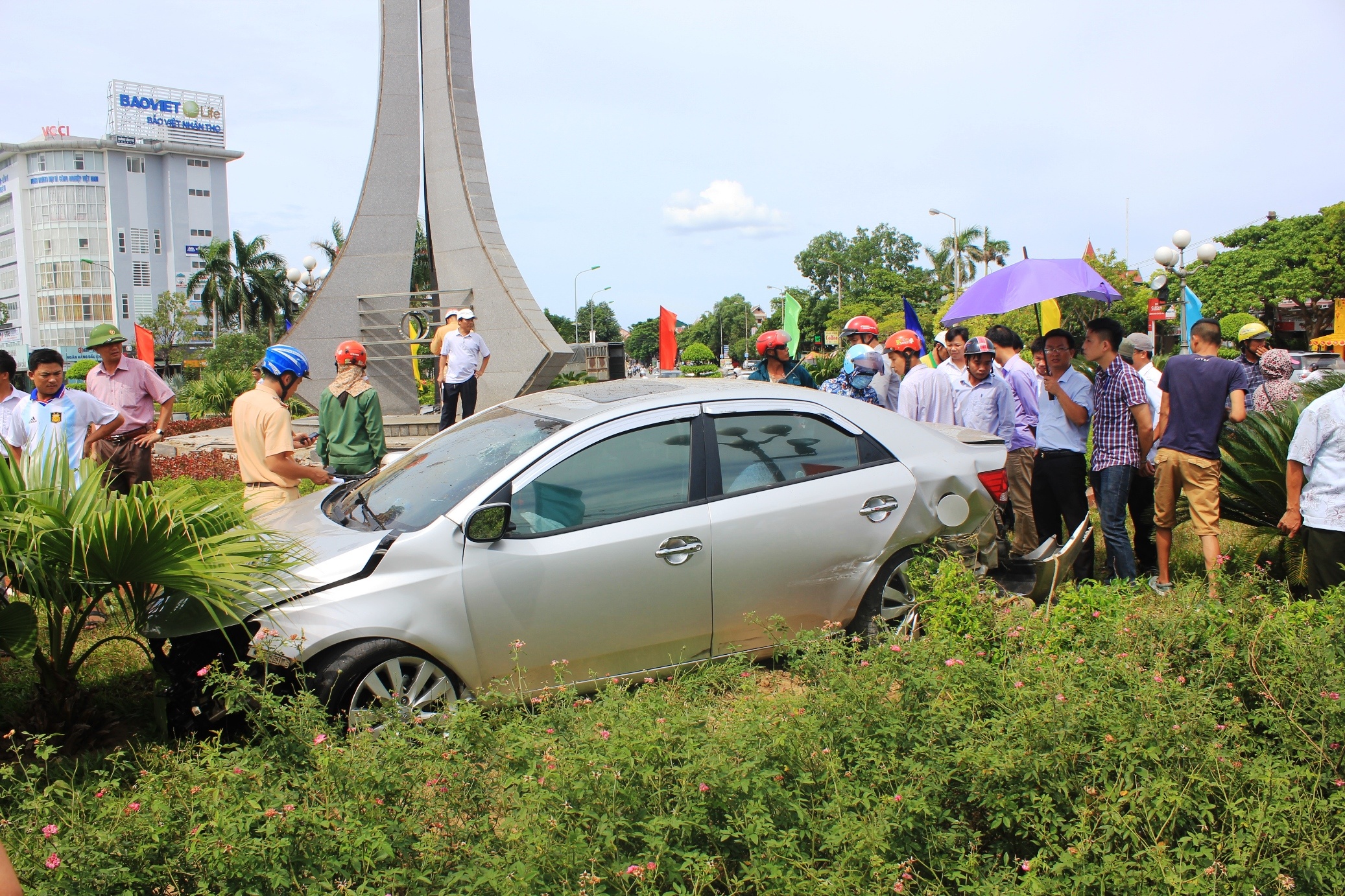 Oto dam xe SH roi bay len vong xuyen hinh anh