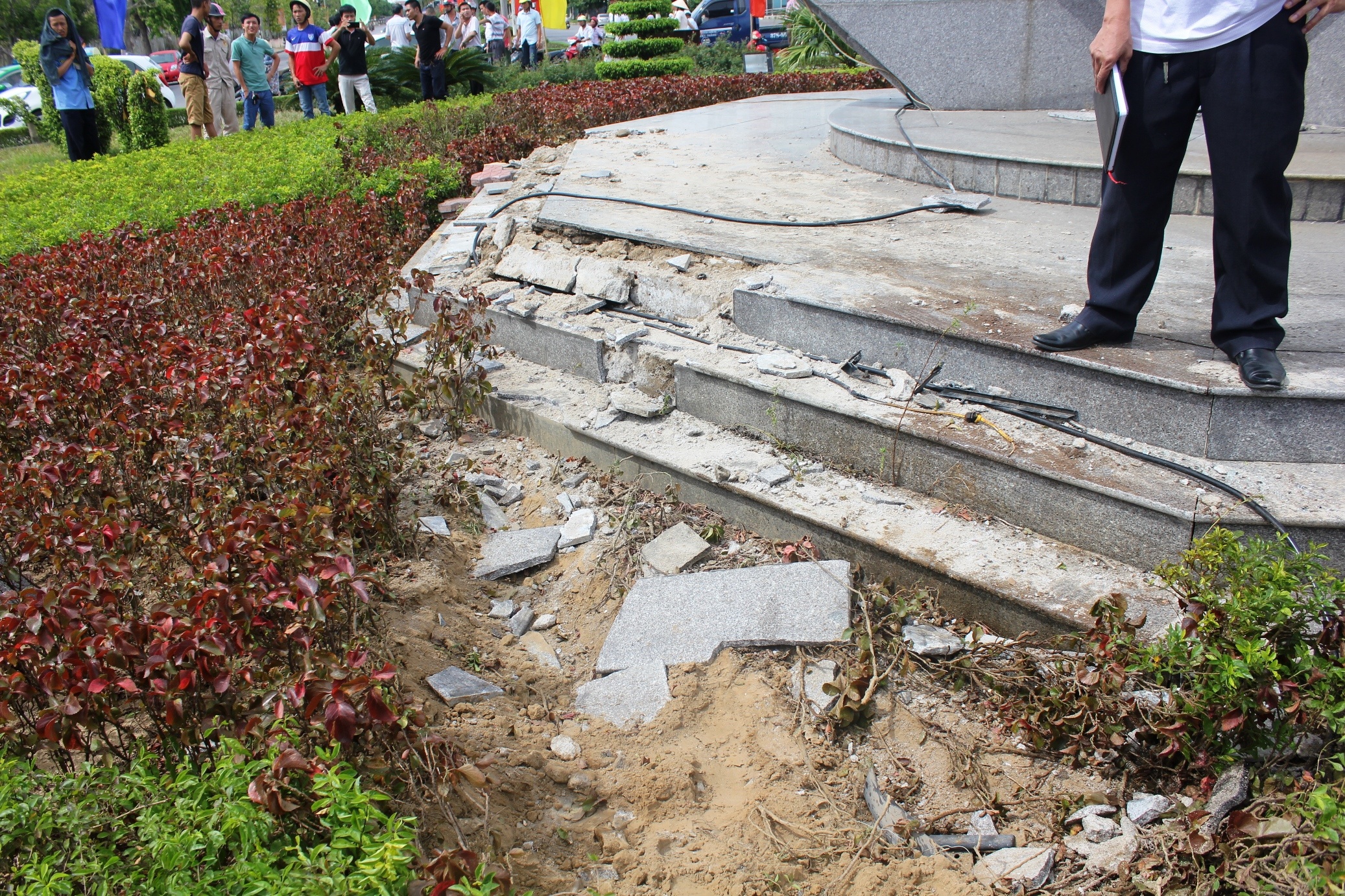 Nhân chứng Nguyễn Văn Sinh (47 tuổi, lái xe ôm) kể lại: “Tôi đang ngồi trên xe máy thì thấy ôtô bay như phim lên vòng xuyến, tài xế tiếp tục rồ ra cày nát nhiều thứ trên vòng xuyến rồi mới chịu dừng lại. Khi mọi người chạy đến thì thấy đôi nam nữ ngồi trong xe bị thương”.